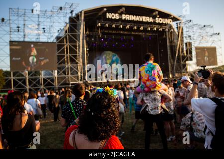 Fans während der amerikanischen Rockband Dinosaur Jr., die am 11. Juni 2022 in Porto, Portugal, auf der NOS-Bühne beim NOS Primavera Sound 2022 auftreten. Stockfoto