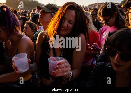 Fans während der amerikanischen Rockband Dinosaur Jr., die am 11. Juni 2022 in Porto, Portugal, auf der NOS-Bühne beim NOS Primavera Sound 2022 auftreten. Stockfoto