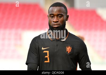 Llanelli, Wales. 11. Juni 2022. Lutsharel Geertruida aus den Niederlanden U21 während des UEFA-Qualifier-Spiels der UU-21-Europameisterschaft der Gruppe E zwischen Wales U21 und den Niederlanden U21 im Parc y Scarlets in Llanelli, Wales, Großbritannien, am 11. Juni 2022. Quelle: Duncan Thomas/Majestic Media. Stockfoto