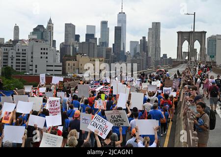Die Demonstranten nehmen am 11. Juni 2022 in New York an dem Protest „Marsch um unser Leben“ Teil. Stockfoto