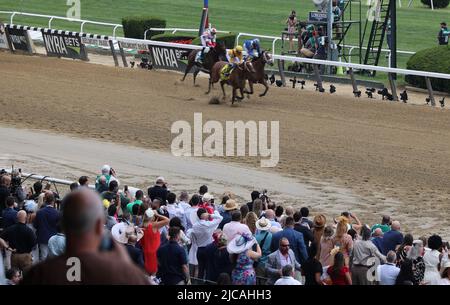 Elmont, Usa. 11.. Juni 2022. Rennsportfans jubeln während eines frühen Rennens vor der Belmont Stakes 154. in Elmont, New York, am Samstag, den 11. Juni 2022, auf das Feld. Foto von Mark Abraham/UPI Credit: UPI/Alamy Live News Stockfoto