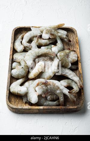 Gefrorene Schale auf Tiger Garnelen oder Asian Tiger Shrimps Set, auf Holzschale, auf weißer Steinoberfläche Stockfoto