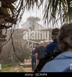 PORT ARANAS, TX - 21. FEBRUAR 2020: Besichtigung der Kapelle auf den Dünen, einem kleinen Gebäude auf der Spitze einer Düne mit Blick auf den Golf von Mexiko, an einem nebligen Tag. Stockfoto