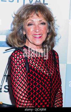 NEW YORK, NY, USA - 10. JUNI 2022: Schauspielerin June Gable nimmt am 'Somewhere in Queens' 2022 Tribeca Film Festival Teil Stockfoto