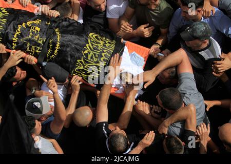 Jenin, Westjordanland, Palästina. 27.. Mai 2022. (ANMERKUNG DER REDAKTION: Bild zeigt den Tod) Trauernde tragen den Leichnam des Palästinensers Samih Amarneh, Der durch seine Wunden getötet wurde, nachdem er von israelischen Soldaten, die sich in einem Vergeltungsakt im Haus von Dia Hamrasha im Dorf Yabad in der Nähe der Stadt Jenin im besetzten Westjordanland befanden, in den Nacken geschossen wurde. Dia Hamrasha tötete im März bei einem bewaffneten Angriff in der orthodoxen jüdischen Stadt Bnei Brak in der Nähe von Tel Aviv fünf Menschen. (Bild: © Nasser Ishtayeh/SOPA Images via ZUMA Press Wire) Stockfoto