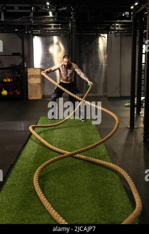 Seil Lager Fitness Green man Gras Training Fitness-Studio muskulös jung, für starke Kraft aus der körperlichen durch gesunde Aktivität, Person Muskel. Kreuz Stockfoto