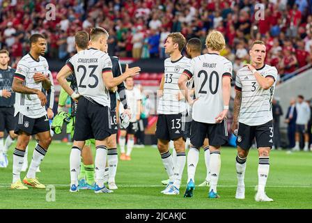 DFB-Team frustriert, Thomas Müller, DFB 13 David Raum, DFB 3 Nico Schlotterbeck, DFB 23 Benjamin Henrichs, Nr. 17 DFB im UEFA Nations League 2022 Spiel UNGARN - DEUTSCHLAND in der Saison 2022/2023 am 11. Juni 2022 in Budapest, Ungarn. © Peter Schatz / Alamy Live News Stockfoto