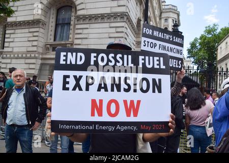 London, Großbritannien. 11.. Juni 2022. Ein Protestler hält während der Demonstration vor der Downing Street ein Plakat mit antifossilen Brennstoffen. Ärzte, Krankenschwestern und andere Gesundheitsfachkräfte des Extinction Rebellion versammelten sich in Westminster zu einem Protest, um ein Ende der Investitionen in fossile Brennstoffe zu fordern. (Foto: Vuk Valcic/SOPA Images/Sipa USA) Quelle: SIPA USA/Alamy Live News Stockfoto