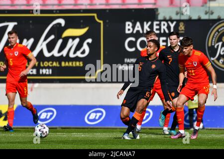 Llanelli, Wales. 11. Juni 2022. Devyne Rensch aus den Niederlanden U21 während des UEFA-Qualifier-Spiels der UU-21-Europameisterschaft der Gruppe E zwischen Wales U21 2022 und den Niederlanden U21 am 11. Juni im Parc y Scarlets in Llanelli, Wales, Großbritannien. Quelle: Duncan Thomas/Majestic Media. Stockfoto