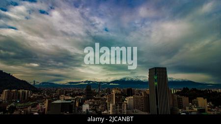 Sonnenuntergang mit dem Berg im Hintergrund in Santiago, Chile Stockfoto