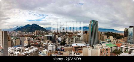 San Cristobal Hill, von der Innenstadt von Santiago aus gesehen Stockfoto