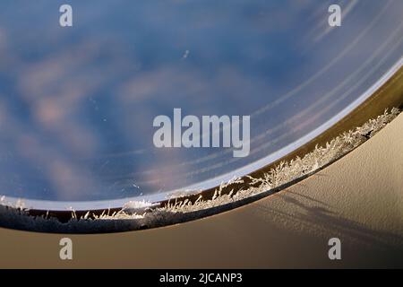 Eis auf dem Flugzeugfenster. Stockfoto
