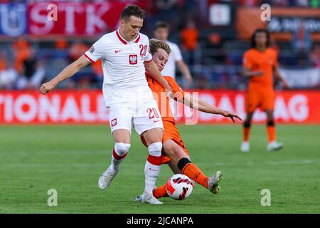 ROTTERDAM, NIEDERLANDE - 11. JUNI: Piotr Zielinski aus Polen, Frenkie de Jong aus den Niederlanden während der UEFA Nations League Ein Spiel der Gruppe 4 zwischen den Niederlanden und Polen beim De Kuip am 11. Juni 2022 in Rotterdam, Niederlande (Foto: Marcel ter Bals/Orange Picles) Stockfoto