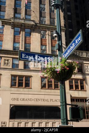 Straßenschild an der East 42. Street und Vanderbilt Avenue am Grand Central Place, NYC, USA 2022 Stockfoto