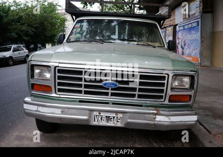 Buenos Aires, Argentinien - Januar, 2020: Frontansicht des Kühlergrills, Scheinwerfer, Motorhaube und Chrom-Stoßstange mit Rost des alten amerikanischen 80s Ford F-100 Stockfoto