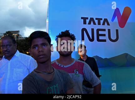 Mumbai, Indien. 11.. Juni 2022. In Mumbai stehen Menschen neben dem Logo von „Tata Neu“. Werbeveranstaltung von Tata Neu, einer Online-App, die für Käufer entwickelt wurde, um den Einkauf aller Tata-Produkte auf einer Plattform zu erleben. (Foto von Ashish Vaishnav/SOPA Images/Sipa USA) Quelle: SIPA USA/Alamy Live News Stockfoto