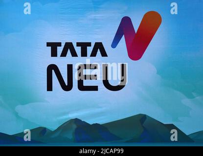 Mumbai, Indien. 11.. Juni 2022. Das „Tata Neu“-Logo wird während der Veranstaltung angezeigt. Werbeveranstaltung von Tata Neu, einer Online-App, die für Käufer entwickelt wurde, um den Einkauf aller Tata-Produkte auf einer Plattform zu erleben. (Foto von Ashish Vaishnav/SOPA Images/Sipa USA) Quelle: SIPA USA/Alamy Live News Stockfoto