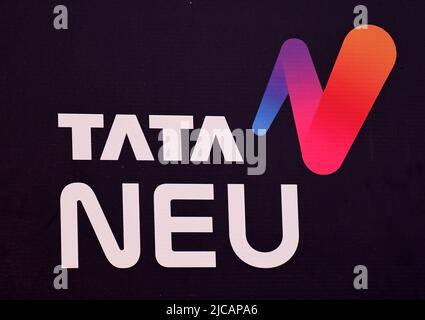 Mumbai, Indien. 11.. Juni 2022. Das „Tata Neu“-Logo wird während der Veranstaltung angezeigt. Werbeveranstaltung von Tata Neu, einer Online-App, die für Käufer entwickelt wurde, um den Einkauf aller Tata-Produkte auf einer Plattform zu erleben. (Foto von Ashish Vaishnav/SOPA Images/Sipa USA) Quelle: SIPA USA/Alamy Live News Stockfoto