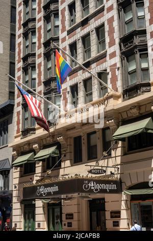 Das Algonquin Hotel ist ein luxuriöses historisches Wahrzeichen im Times Square Viertel, New York City, USA 2022 Stockfoto