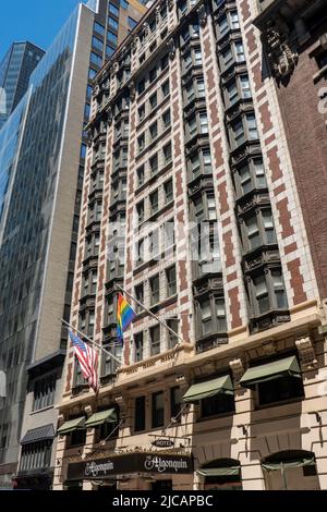 Das Algonquin Hotel ist ein luxuriöses historisches Wahrzeichen im Times Square Viertel, New York City, USA 2022 Stockfoto