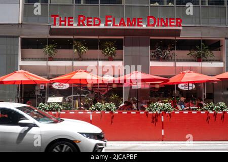 Das Red Flame Diner in der West 44. Street verfügt über einen Essbereich an der Straße, New York City, USA 2022 Stockfoto