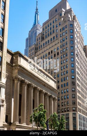 Das Empire State Building ragt über dem Haier Building, einem historischen Wahrzeichen am 1356 Broadway, New York City, USA 2027 Stockfoto