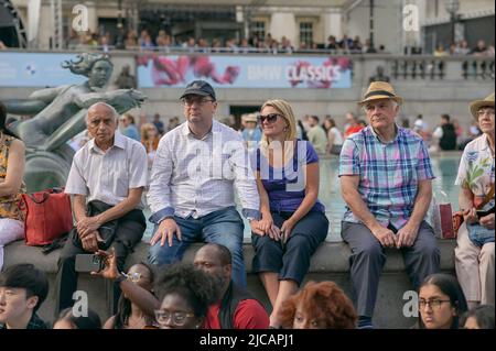 Hunderte nehmen am kostenlosen Open-Air-Konzert der BMW Classics 2022A am Trafalgar Square, London, Großbritannien, Teil. - 11. Juni 2022. Stockfoto