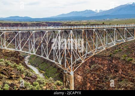 Die Rio Grande Gorge Bridge - eine Stahldeckbogenbrücke über die Rio Grande Gorge 10 Meilen) nordwestlich von Taos NM USA.- die zehnthöchste Brid Stockfoto