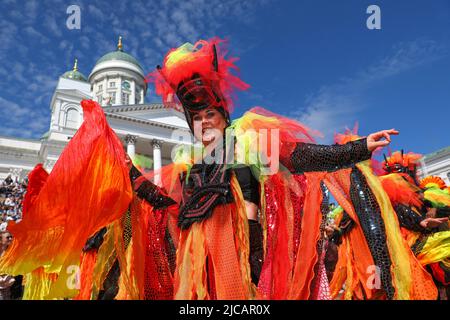 Helsinki, Uusimaa, Finnland. 11.. Juni 2022. Am 11. Juni 2022 fand in der Hauptstadt Finnlands im Rahmen der Auswahl des Helsinki-Tages der Samba-Karneval statt. Samba-Darsteller tanzten in farbenfrohen Kostümen auf dem Senatsplatz. (Bild: © Marina Takimoto/ZUMA Press Wire) Stockfoto