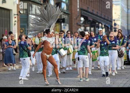 Helsinki, Uusimaa, Finnland. 11.. Juni 2022. Am 11. Juni 2022 fand in der Hauptstadt Finnlands im Rahmen der Auswahl des Helsinki-Tages der Samba-Karneval statt. Samba-Darsteller tanzten in farbenfrohen Kostümen auf dem Senatsplatz. (Bild: © Marina Takimoto/ZUMA Press Wire) Stockfoto