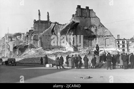 Die Ruinen von Warschau. Warschau wurde 1939 schwer beschädigt. 1944 war der berühmte Warschauer Aufstand ein großer und ernsthafter Versuch, die nazi-Besatzer zu bekämpfen. Die deutsche Reaktion war kompromisslos und gewalttätig, und nachdem die polnische Heimatarmee besiegt worden war, wurde die Stadt systematisch zerstört. Stockfoto