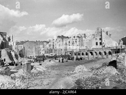 Die Ruinen von Warschau. Warschau wurde 1939 schwer beschädigt. 1944 war der berühmte Warschauer Aufstand ein großer und ernsthafter Versuch, die nazi-Besatzer zu bekämpfen. Die deutsche Reaktion war kompromisslos und gewalttätig, und nachdem die polnische Heimatarmee besiegt worden war, wurde die Stadt systematisch zerstört. Stockfoto