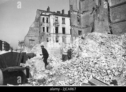 Die Ruinen von Warschau. Warschau wurde 1939 schwer beschädigt. 1944 war der berühmte Warschauer Aufstand ein großer und ernsthafter Versuch, die nazi-Besatzer zu bekämpfen. Die deutsche Reaktion war kompromisslos und gewalttätig, und nachdem die polnische Heimatarmee besiegt worden war, wurde die Stadt systematisch zerstört. Stockfoto