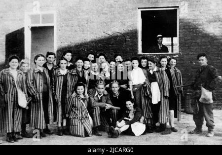 Jüdische Gefangene aus Gęsiowka, einem deutsch-nazistischen Lager in Warschau, das am 5. August 1944 von polnischen Soldaten aus dem Bataillon "Zośka" der Heimatarmee zu Beginn des Warschauer Aufstands befreit wurde. Viele dieser freigelassenen Gefangenen traten der Heimatarmee bei. Der Warschauer Aufstand war ein massiver Versuch der polnischen Heimatarmee, die Wehrmacht und die SS-Besatzung gegen Ende WW2 zu besiegen. Stockfoto