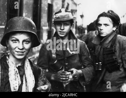 Tadeusz Rajszczak 'Maszynka' (links) und zwei weitere junge Soldaten des Bataillons 'Miotła' während des Warschauer Aufstands, 2. September 1944. Der Warschauer Aufstand war ein massiver Versuch der polnischen Heimatarmee, die Wehrmacht und die SS-Besatzung gegen Ende WW2 zu besiegen. Stockfoto