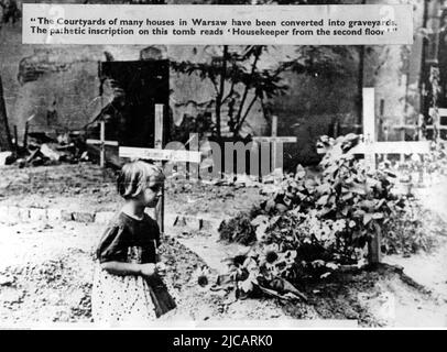 Ein kleines Mädchen, das an den Gräbern der Toten vorbeikommt, die während des Warschauer Aufstands in den Gärten begraben wurden. Der Warschauer Aufstand war ein massiver Versuch der polnischen Heimatarmee, die Wehrmacht und die SS-Besatzung gegen Ende WW2 zu besiegen. Stockfoto