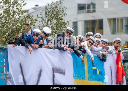 Abschlusstag vom Gymnasium im Stadtzentrum von Norrkoping. In vielen schwedischen Städten ist das Feiern und Paraden auf Lastwagenbetten eine Tradition. Stockfoto