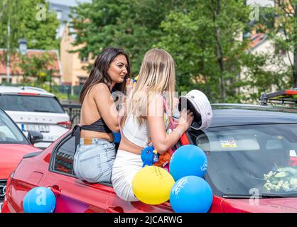 Abschlusstag vom Gymnasium im Stadtzentrum von Norrkoping. In vielen schwedischen Städten ist das Feiern und Paraden auf Lastwagenbetten eine Tradition. Stockfoto