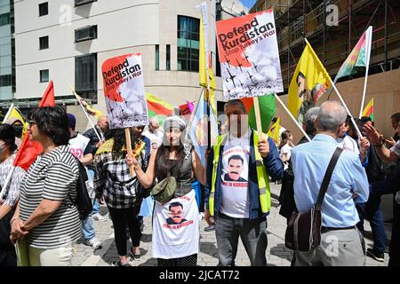 Etwa zweihundert Demonstranten marschieren in London ein, um der britischen Regierung zu sagen, dass sie den Waffenverkauf an die Türkei einstellen und sich nicht mehr an Erdogans Krieg mitschuldig machen soll. Verteidigen Sie Kurdistan vor der neuen Invasion der Türkei, am 17. April startete die Türkei eine neue, tödliche Invasion von Südkurdistan. Versammlung bei der BBC marschiert zur Downing Street, London, Großbritannien. - 11. Juni 2022. Stockfoto