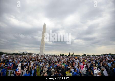 Washington, Usa. 11.. Juni 2022. Demonstranten versammeln sich am Samstag, dem 11. Juni 2022, in der National Mall, um an einer Demonstration für unser Leben gegen Waffengewalt in Washington, DC teilzunehmen. Die Bewegung „Marsch um unser Leben“ begann nach den Dreharbeiten an der Marjory Stoneman Douglas High School in Parkland, Florida im Februar 2018. Nach den jüngsten Massenerschießungen in Buffalo, New York und Uvalde, Texas, fordern Aktivisten weiterhin den Kongress auf, Gesetze über Waffengewalt und Waffensicherheit auszuhandeln. Foto von Bonnie Cash/UPI Credit: UPI/Alamy Live News Stockfoto