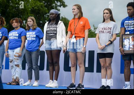 Schulschießüberlebende kommen auf die Bühne, während der Parkland-Überlebende X Gonzalez am Samstag, dem 11. Juni 2022, während einer Kundgebung gegen Waffengewalt in der National Mall in Washington, DC, spricht. Die Bewegung „Marsch um unser Leben“ begann nach den Dreharbeiten an der Marjory Stoneman Douglas High School in Parkland, Florida im Februar 2018. Nach den jüngsten Massenerschießungen in Buffalo, New York und Uvalde, Texas, fordern Aktivisten weiterhin den Kongress auf, Gesetze über Waffengewalt und Waffensicherheit auszuhandeln. Foto von Bonnie Cash/UPI Stockfoto