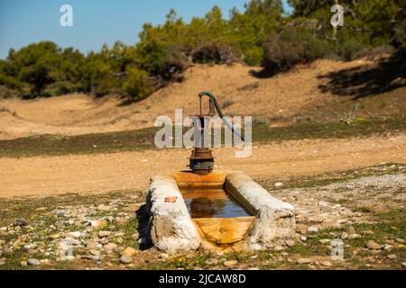 Alte Pumpe zur Wassergewinnung aus dem Feld in der Türkei Stockfoto