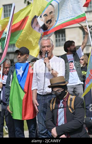 Etwa zweihundert Demonstranten marschieren in London ein, um der britischen Regierung zu sagen, dass sie den Waffenverkauf an die Türkei einstellen und sich nicht mehr an Erdogans Krieg mitschuldig machen soll. Verteidigen Sie Kurdistan vor der neuen Invasion der Türkei, am 17. April startete die Türkei eine neue, tödliche Invasion von Südkurdistan. Versammlung bei der BBC marschiert zur Downing Street, London, Großbritannien. - 11. Juni 2022. Stockfoto