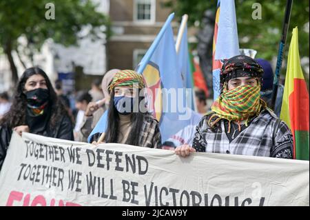 Etwa zweihundert Demonstranten marschieren in London ein, um der britischen Regierung zu sagen, dass sie den Waffenverkauf an die Türkei einstellen und sich nicht mehr an Erdogans Krieg mitschuldig machen soll. Verteidigen Sie Kurdistan vor der neuen Invasion der Türkei, am 17. April startete die Türkei eine neue, tödliche Invasion von Südkurdistan. Versammlung bei der BBC marschiert zur Downing Street, London, Großbritannien. - 11. Juni 2022. Stockfoto