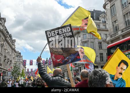 Etwa zweihundert Demonstranten marschieren in London ein, um der britischen Regierung zu sagen, dass sie den Waffenverkauf an die Türkei einstellen und sich nicht mehr an Erdogans Krieg mitschuldig machen soll. Verteidigen Sie Kurdistan vor der neuen Invasion der Türkei, am 17. April startete die Türkei eine neue, tödliche Invasion von Südkurdistan. Versammlung bei der BBC marschiert zur Downing Street, London, Großbritannien. - 11. Juni 2022. Stockfoto