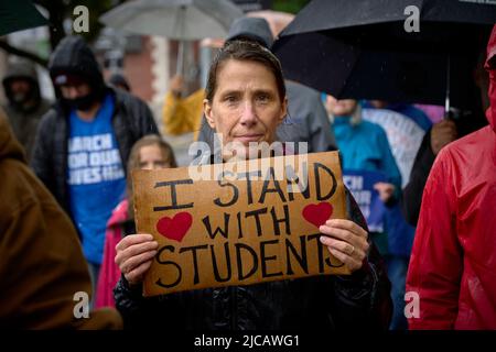 Ein Teilnehmer trägt ein Zeichen in einem 11. Juni 2022, März für unser Leben in Eugene, Oregon, USA. Die Demonstranten, verärgert über eine Serie von jüngsten Massenerschießungen Stockfoto