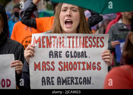 Ein Teilnehmer trägt ein Zeichen in einem 11. Juni 2022, März für unser Leben in Eugene, Oregon, USA. Die Demonstranten, verärgert über eine Serie von jüngsten Massenerschießungen Stockfoto
