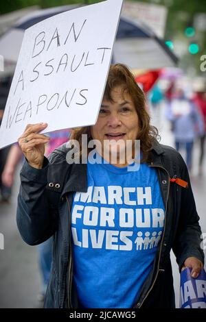 Ein Teilnehmer trägt ein Zeichen in einem 11. Juni 2022, März für unser Leben in Eugene, Oregon, USA. Die Demonstranten, verärgert über eine Serie von jüngsten Massenerschießungen Stockfoto