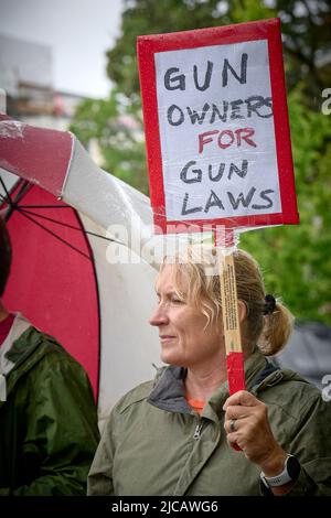 Ein Teilnehmer trägt ein Zeichen in einem 11. Juni 2022, März für unser Leben in Eugene, Oregon, USA. Die Demonstranten, verärgert über eine Serie von jüngsten Massenerschießungen Stockfoto