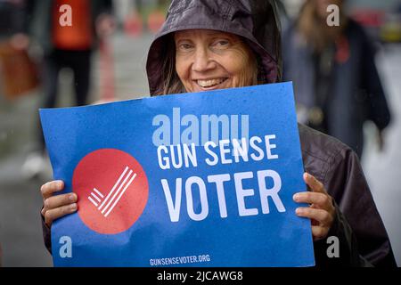 Ein Teilnehmer trägt ein Zeichen in einem 11. Juni 2022, März für unser Leben in Eugene, Oregon, USA. Die Demonstranten, verärgert über eine Serie von jüngsten Massenerschießungen Stockfoto